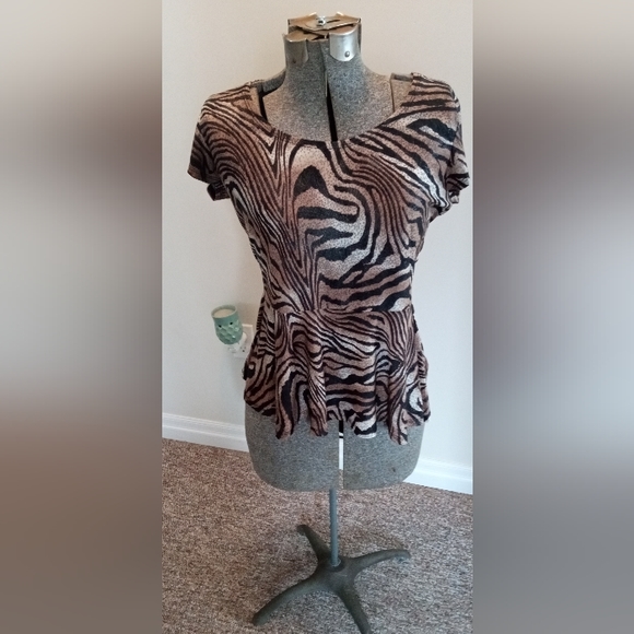 Peplum Animal Print Top - Picture 3 of 7